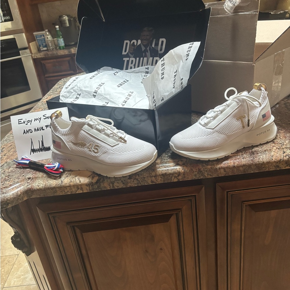 Authentic Trump sneakers. Unused - Picture 2 of 5